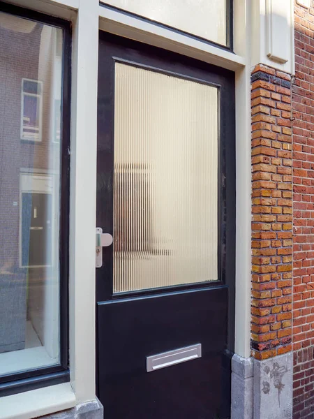 Голландская дверь с большой стеклянной частью в городе Харлем, Нидерланды — стоковое фото