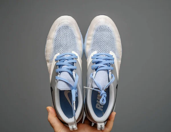 Pov männliche Hand hält zeigt neue Luxus-Laufschuhe Nike Zoom reagieren — Stockfoto