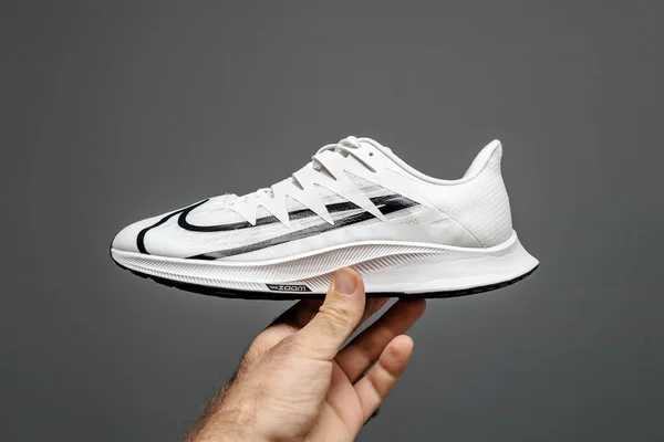 Pov mannelijke hand met nieuwe luxe loopschoenen Nike Zoom reageren in mans hand — Stockfoto