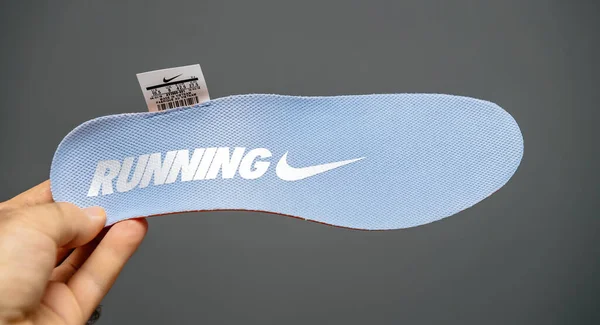 Férfi kéz kezében új futó Nike cipő talp kék színű — Stock Fotó