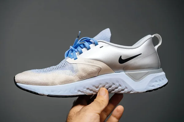 Pov tangan laki-laki memegang sepatu mewah baru sepatu lari Nike Flyknit bereaksi — Stok Foto