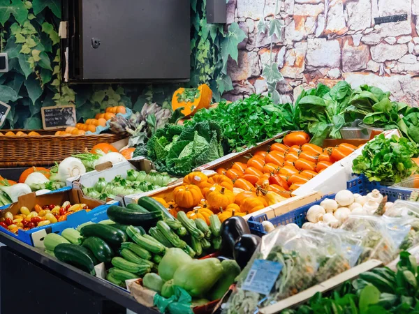 Hortalizas para la venta en el mostrador del mercado en la sección de verduras de supermercado — Foto de Stock