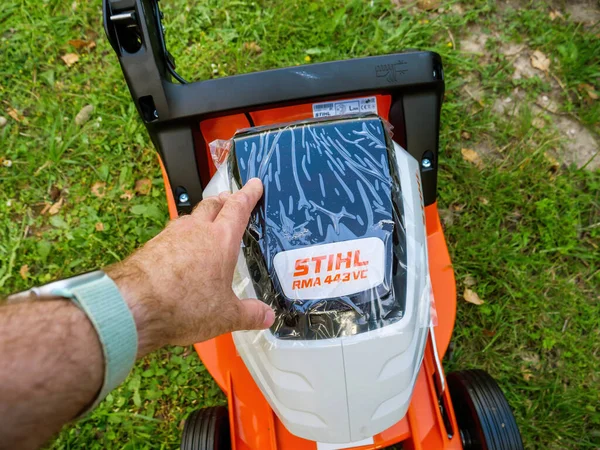 Udsigt fra oven POV mandlige hånd viser Stihl logotype - Stock-foto