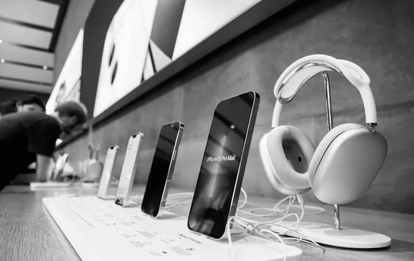 IPhone 13, 13 Pro y un iPhone 13 Pro Max presentación durante el día de lanzamiento —  Fotos de Stock