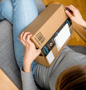 Yeni Amazon Prime Parsel 'ine bakan meraklı kadının genel görünümü