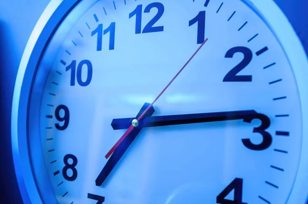 CLose-up of generic wall clock with 7 hours 14 minutes — Stock Photo, Image