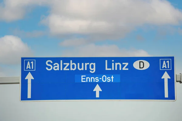 Semnalizare autostradă cu direcții spre Salzburg, Linz și Enns-Ost pe autostrada A1 cu Deutschland Germania — Fotografie, imagine de stoc