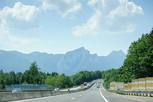 Grote bergketen auto 's en vrachtwagen op de snelweg Autobahn in de buurt van de Wangauer Ache rivier — Stockfoto