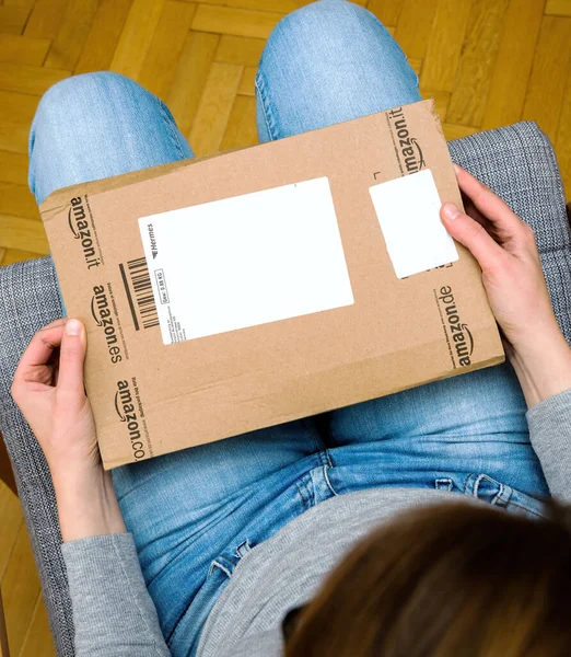 Hermes entrega de paquetes en las manos de las mujeres - unboxing en la sala de estar nuevo Amazon Parcel — Foto de Stock