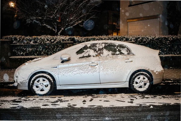 Vista lateral de cubierto con coche de nieve de plata Toyota Yaris híbrido coche eléctrico en la calle francesa en el centro de Estrasburgo durante el invierno nevado de 2017 —  Fotos de Stock