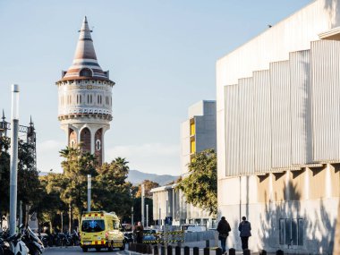 Torre de las Aguas 'ın tarihi simgesi şehir merkezinde. Sakin caddede sarı bir ambulans sürüyordu.