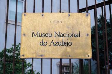 Lizbon şehir merkezindeki Museu Nacional do Azulejo 'nun ana giriş işareti