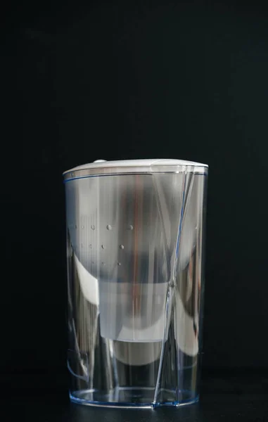 Filtro de jarro de água sem água no interior isolado no fundo preto — Fotografia de Stock