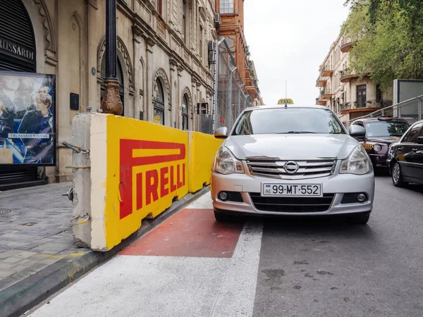 Nissan Taxi auto v blízkosti Pirelli ochrana betonový obdélník po Ázerbájdžánu Grand Prix na ulicích — Stock fotografie