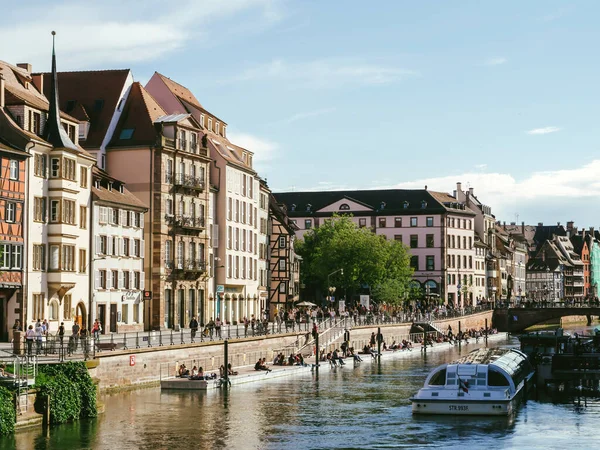 Frühlingsszene mit Strasbourg Batorama Touristenbooten, kranken Fluss und Fußgängerzone mit traditioneller elsässischer Architektur — Stockfoto