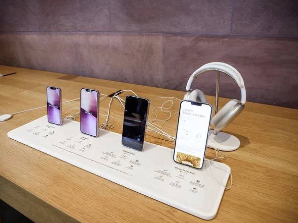 Riga di nuovi smartphone in Apple Store con iPhone 13, 13 Pro e un iPhone 13 Pro — Foto Stock