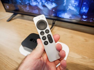En son Apple Bilgisayarları TV 4K UHD 'nin yeni siri uzaktan kumandasıyla yükseltilmiş rotasyonu