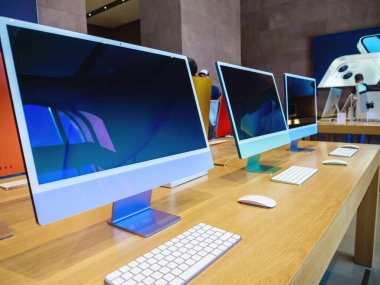 2021 renkli birden fazla iMac versiyonu. Apple Bilgisayar Mağazasında hepsi bir arada olan kişisel bilgisayar.