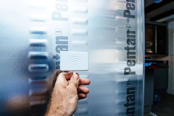 Mão macho POV segurando novo dongle Wifi para geladeiras Home-Connect fabricadas pela Bosch e Siemens — Fotografia de Stock