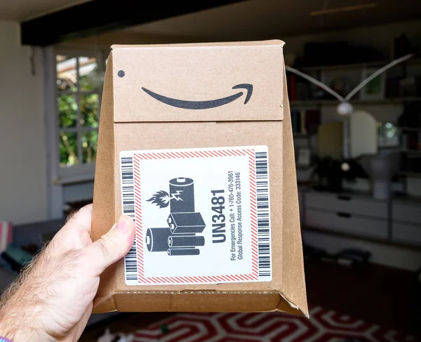 Дизайн картонного пакету Amazon Prime з наклейкою UN3481 — стокове фото