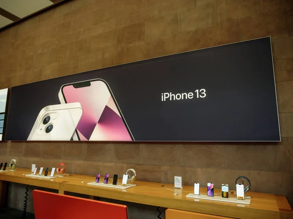 Μεγάλη αφίσα του iPhone 13 στο Apple Store ως τελευταία νέα 5G iPhone 13 — Φωτογραφία Αρχείου