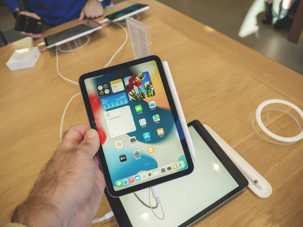 OV mão masculina segurando Nova mais recente Apple Computadores iPad tablet com lápis magnético de segunda geração — Fotografia de Stock