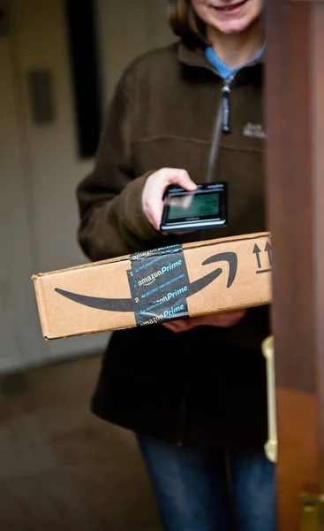 Paquete de escaneo de trabajadora UPS de Amazon Prime —  Fotos de Stock