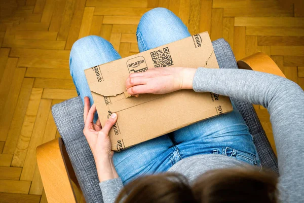 Pap pakke unboxing i stuen nye Amazon Parcel levering - Stock-foto
