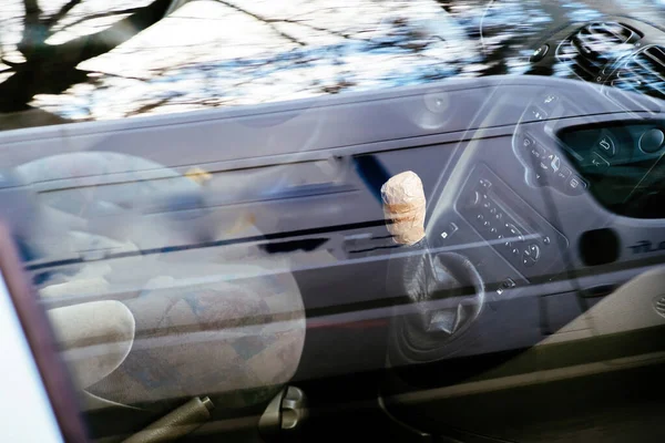 Převodovka krytá plastovou skotskou uvnitř starého auta — Stock fotografie