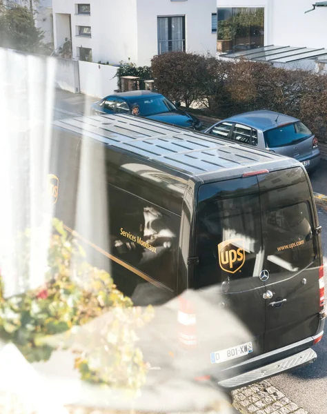 Légi felvétel a UPS sofőrjéről a barna Mercedes teherautója mellett, amint kirakodja a csomagot a legújabb e-kereskedelemmel — Stock Fotó