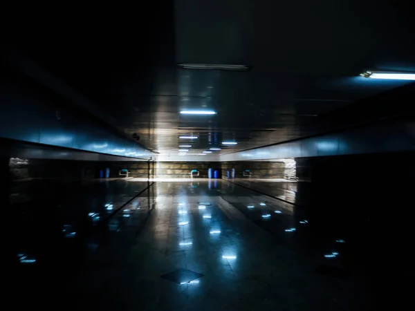 Vista desenfocada del túnel de paso subterráneo en el centro de la ciudad de Bakú — Foto de Stock