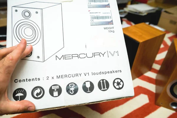 POV Man hand tittar på Tannoy Mercury V1 högtalare — Stockfoto