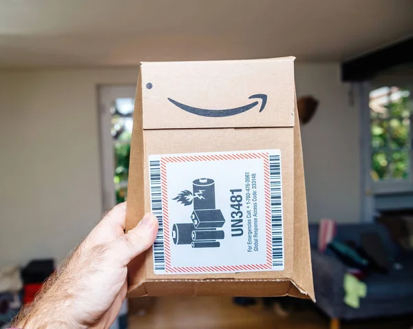 Paquete de retención de Amazon Prime paquete de cartón con UN3481 etiqueta engomada —  Fotos de Stock