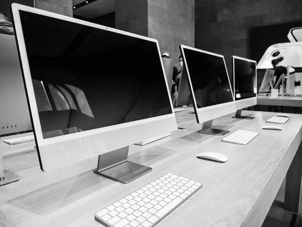 नए आईमैक रंगीन 2021 संस्करणों पर ऐप्पल लोगो एप्पल कंप्यूटर स्टोर में ऑल-इन-वन पर्सनल कंप्यूटर — स्टॉक फ़ोटो, इमेज