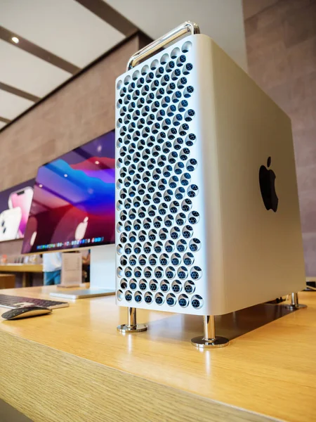 Held Objekt der neuesten Apple Computer Mac pro Profi-Workstation — Stockfoto