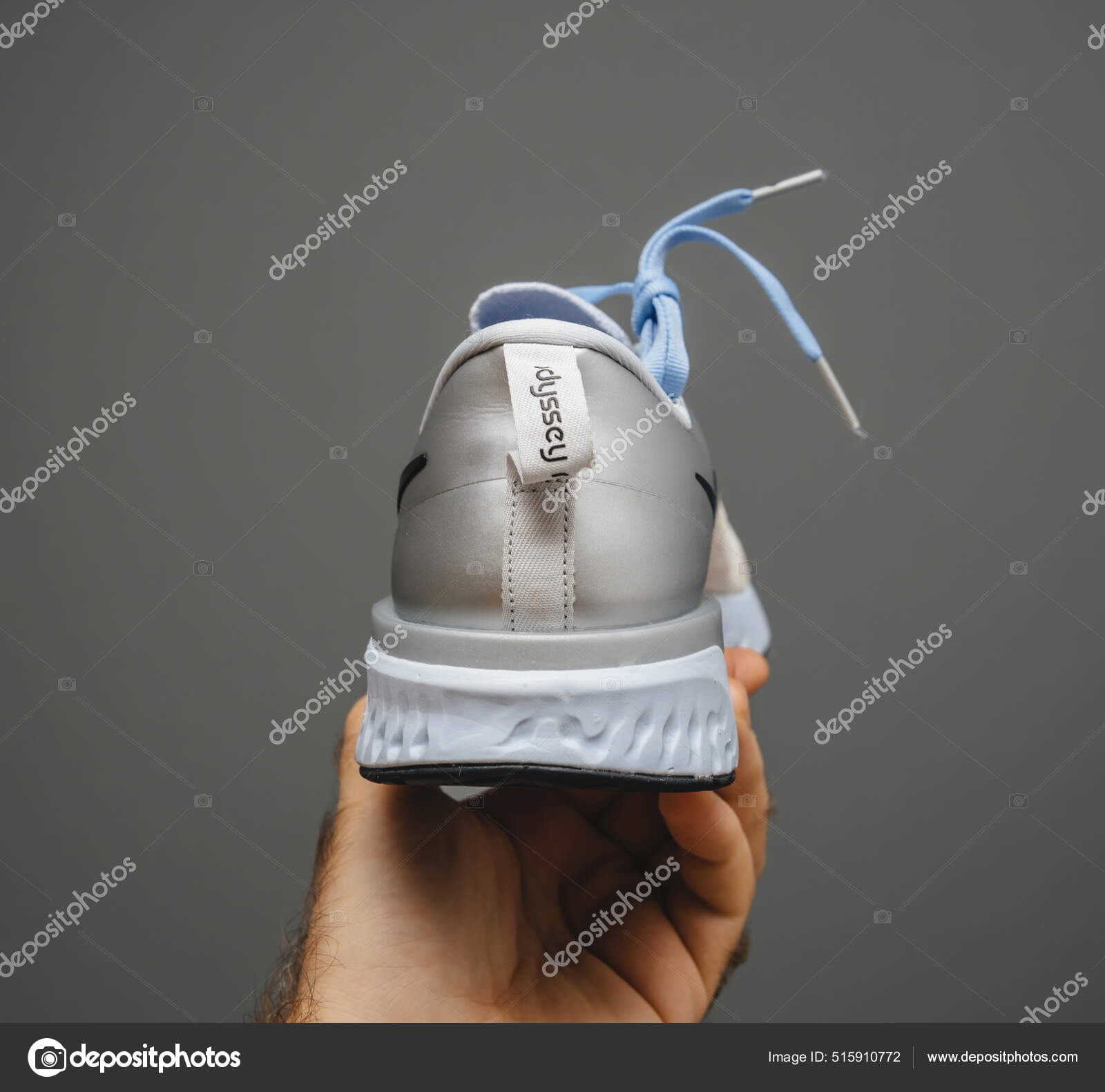 POV m o masculina segurando isolado no fundo cinza novo Nike