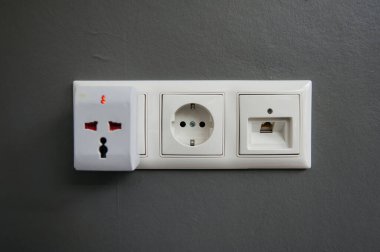 Bir RJ45 telefon kablosu ve Avrupa priz soketi ile elektrik prizi ön görünümü