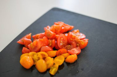 Bir avuç doğranmış mini domates.