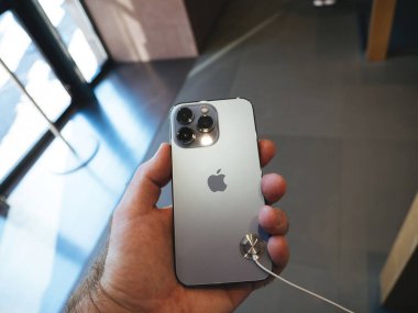 Gri yeni iPhone 13 'teki müşteri POV' u Promosyon 120 saat ile Max Pro