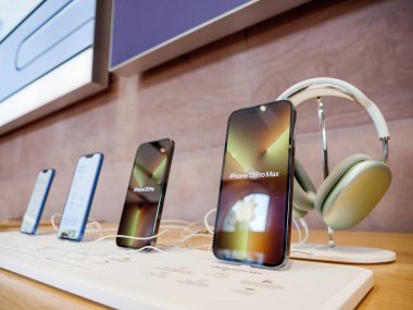 Apple 'ın yeni bilgisayar iPhone 13 profosyonel kulaklıkları ve kulaklıkları.