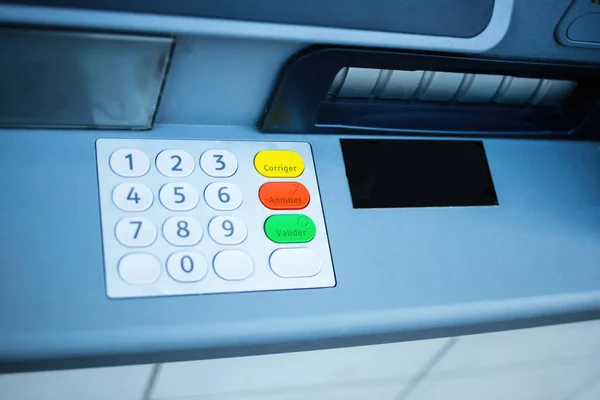 Άποψη από ψηλά των νέων αριθμών πληκτρολογίου ATM με γαλλικό κείμενο χαραγμένο στο κίτρινο πράσινο κόκκινο κουμπί — Φωτογραφία Αρχείου