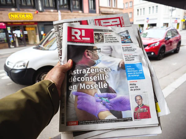 OV koopt krant bij perskiosk met voorpagina met Astrazeneca Covid-19 vaccin — Stockfoto