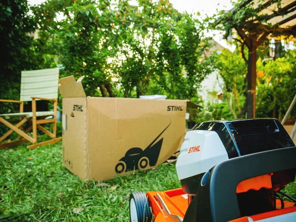 Proceso de unboxing en el jardín para cortacésped con batería Stihl —  Fotos de Stock