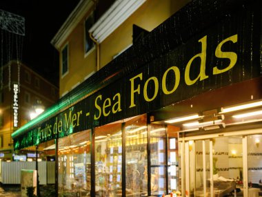 Fransa 'nın Nice şehrinde gece süpermarket girişinde tente.