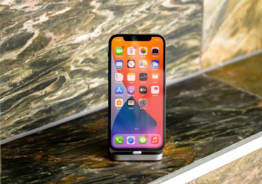 Apple Bilgisayarlarının en son görünümünü kapat iphone 13 Pro şarj istasyonu ile ilgili güzel taş zemin