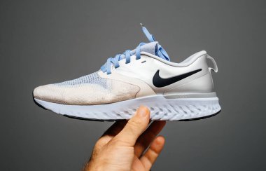 Yeni kadınlar Nike Odyssey Koşu ayakkabılarına tepki