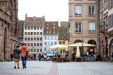 Yerel halk ve turnuvalar barların ve restoranların teraslarında yürüyorlar.