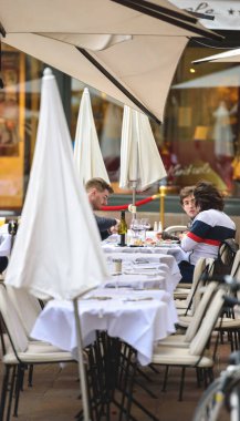 İnsanlar dışarıda, Maison Kammerzell ikonik restoranında yemek yerken, barlar ve restoranlar yeniden açılıyor.