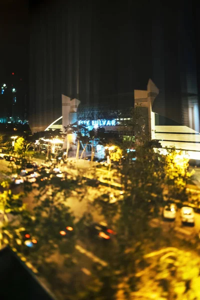 Pemandangan dari atas mal besar Park Bulvar di pusat kota Baku pada malam hari - lensa tilt-shift yang digunakan — Stok Foto