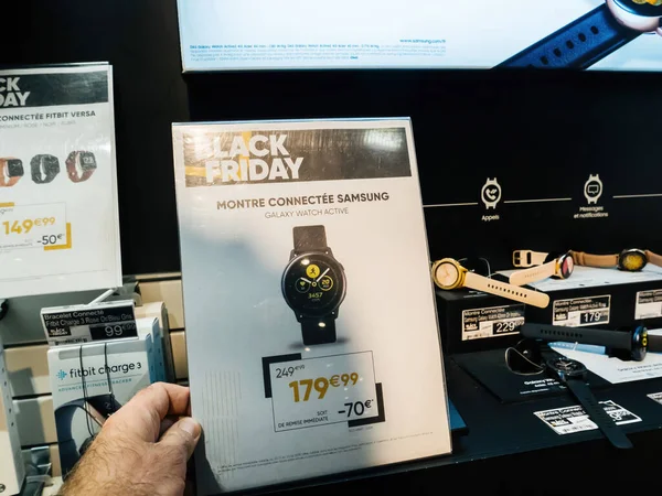 Samsung Galaxy Watch Aktiv smart klocka till salu under svart fredag specialerbjudande i Fnac Store — Stockfoto